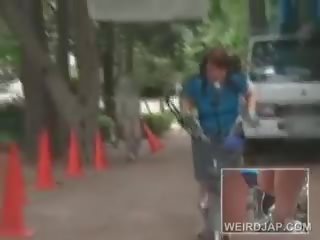 Bájos tini ázsiai csajok lovaglás bikes kap punci minden nedves