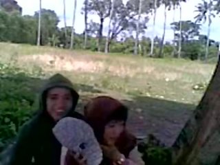 Siswi berjilbab asik ciuman ді taman.flv