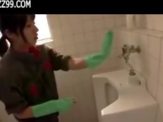 モザイク: 魅惑的な クリーナー 与えます オタク フェラチオ で lavatory 01