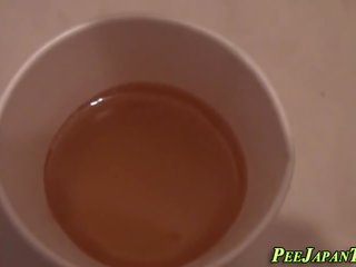 Asiática ho pees en taza