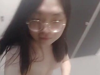 74711879 juggs tranny jerks với cums trong thang máy